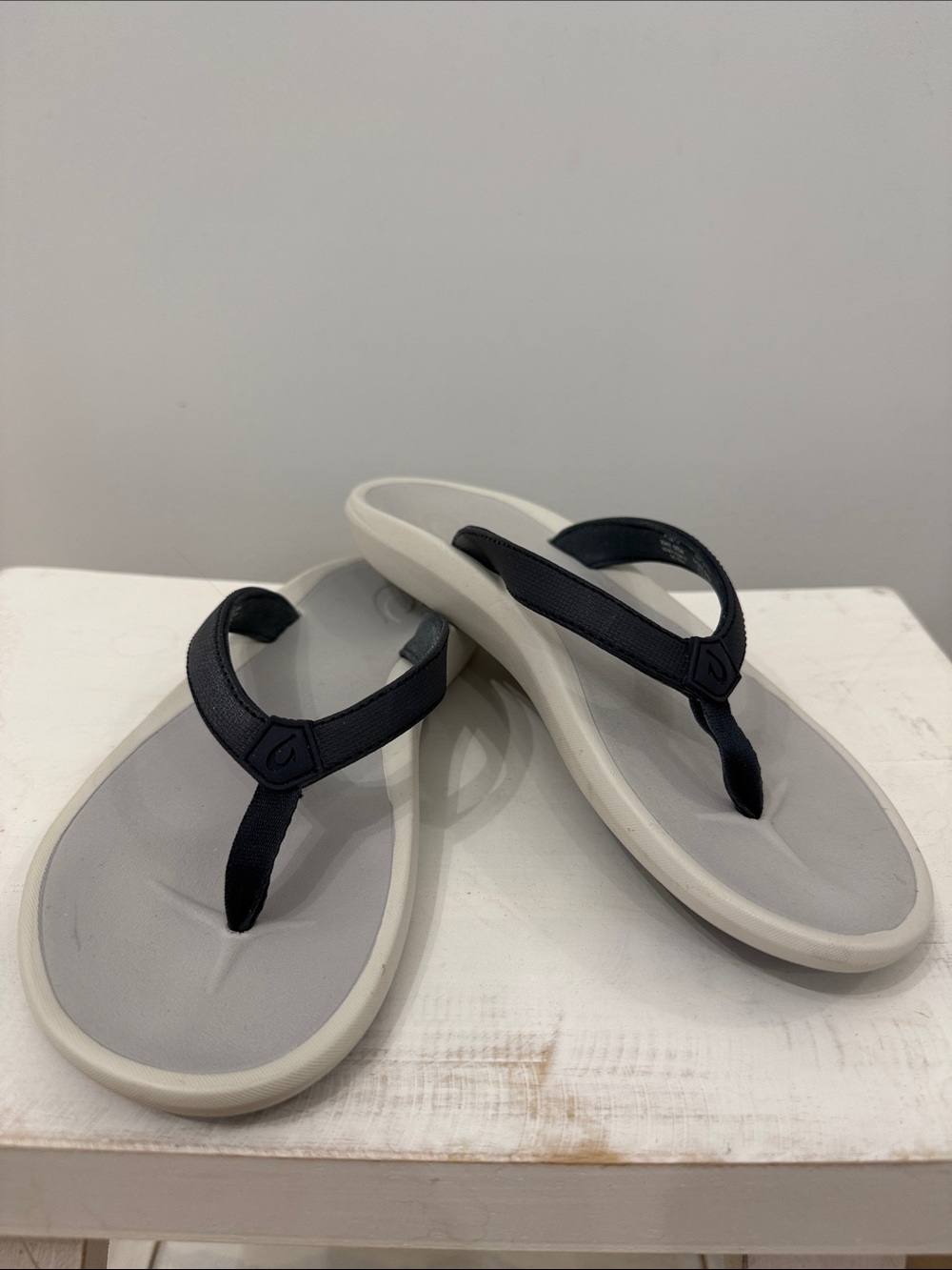 OluKai Black Strap with Light Gray Footbed Flip Sandals EUC